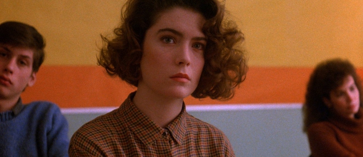 Lara-Flynn-Boyle-in-Twin-Peaks-1990.