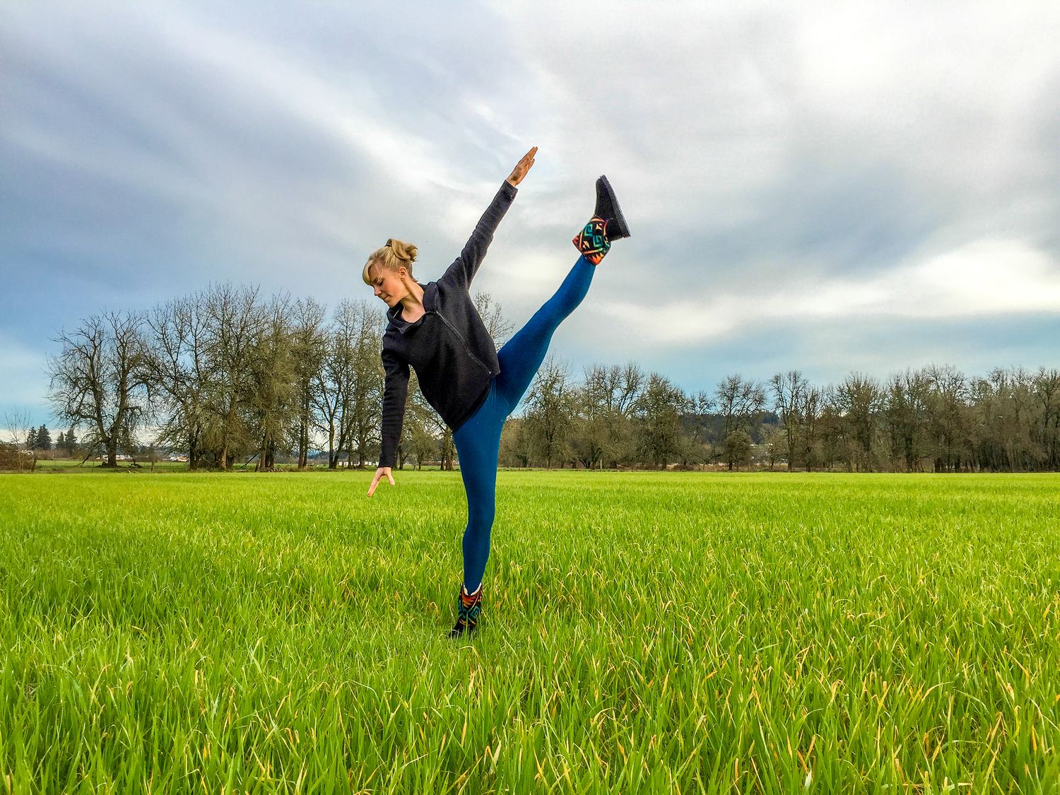 Amy Patterson doing a yoga pose in an Oregon pasture