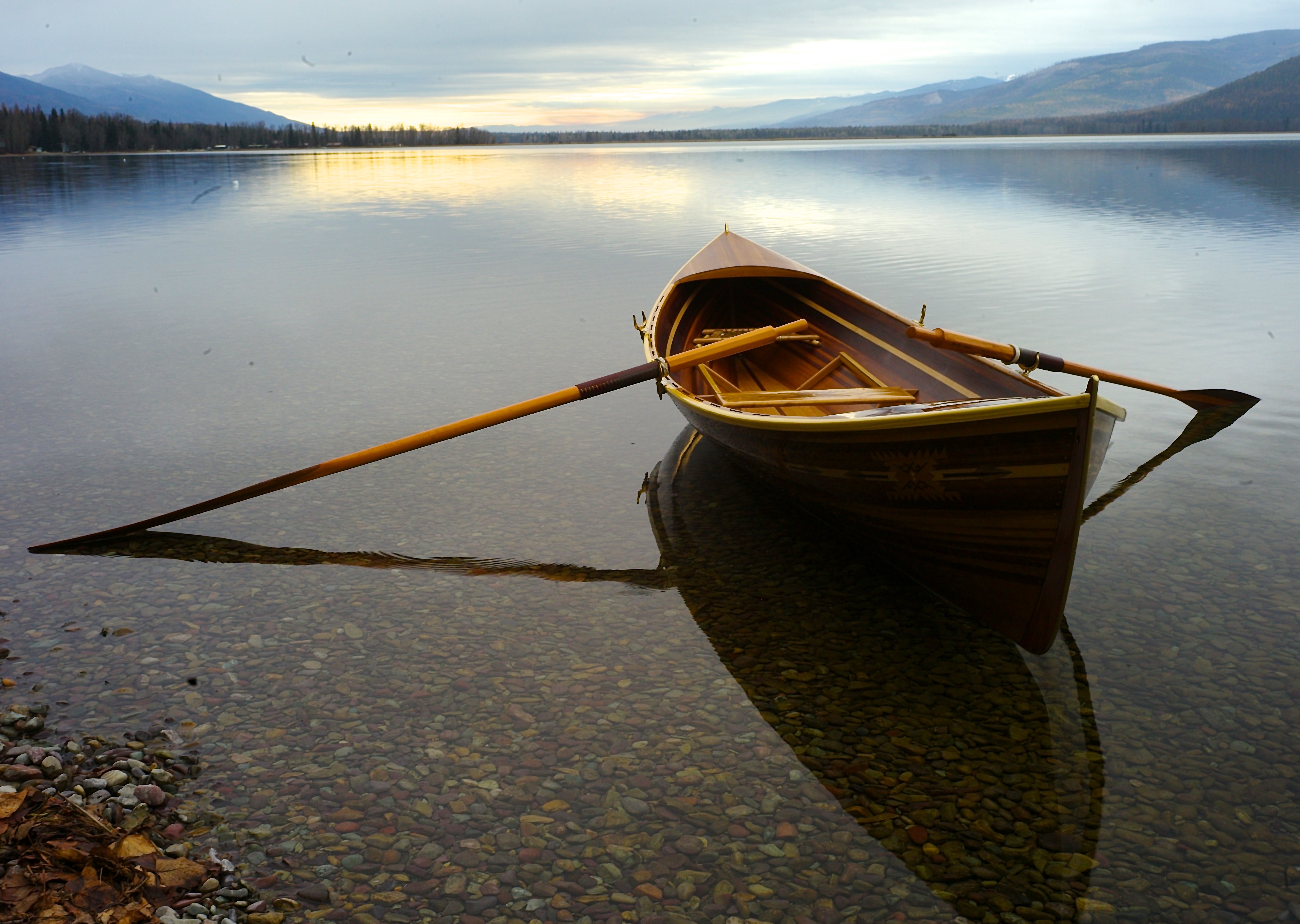 CANOE AND OARS AT THE SHORE OF A LAKE