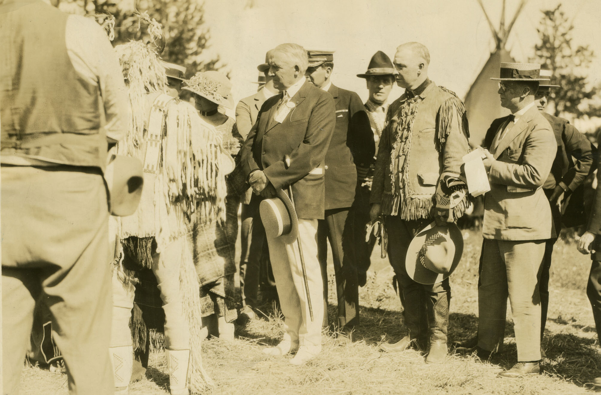 Presentation of the robe to First lady Harding, 1923